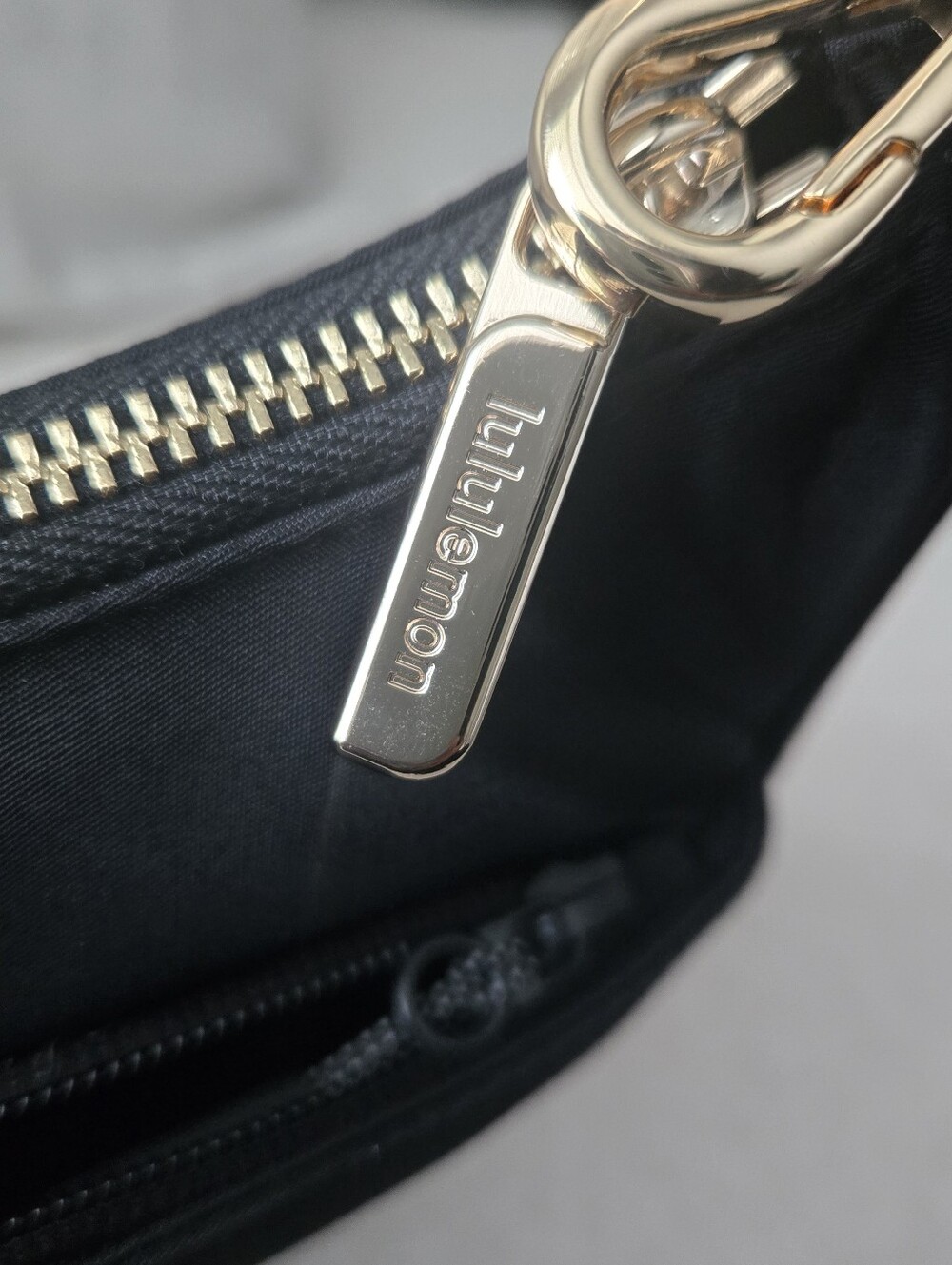 City Essentials Small Shoulder Bag 3L Black/Gold Hardware - Picture 4 of 9